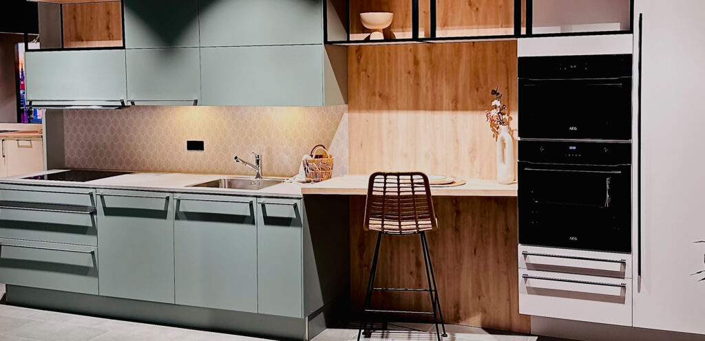 Moderne Küchenzeile mit Sitzplatz